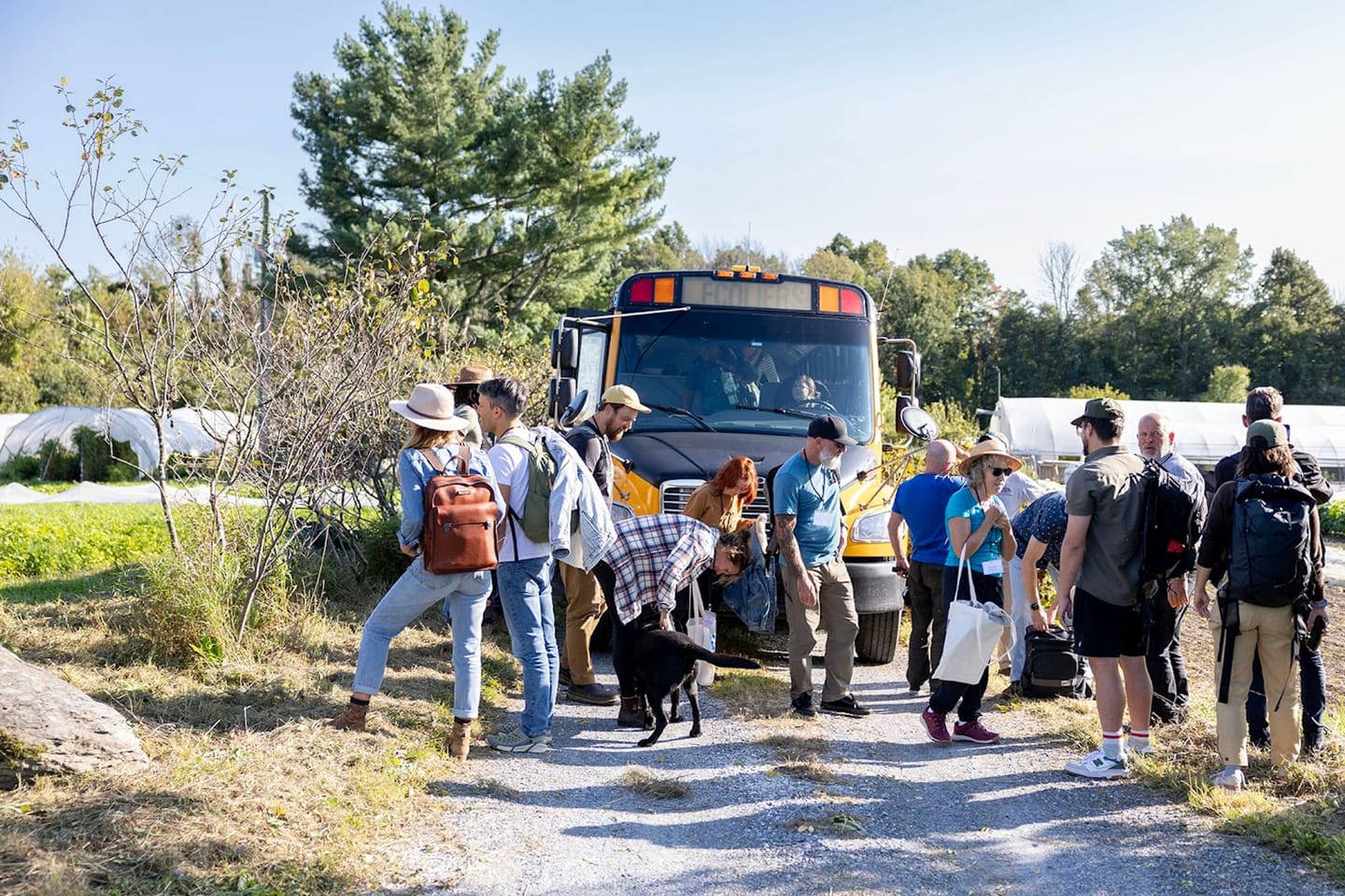 Groupe sortant d'un autobus à l'Espace Old Mill
