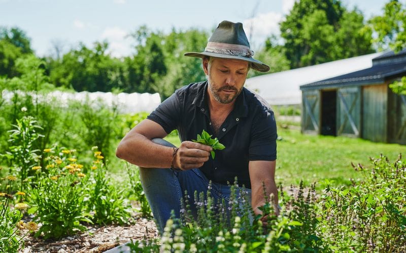 Jean-Martin Fortier dans la ferme.