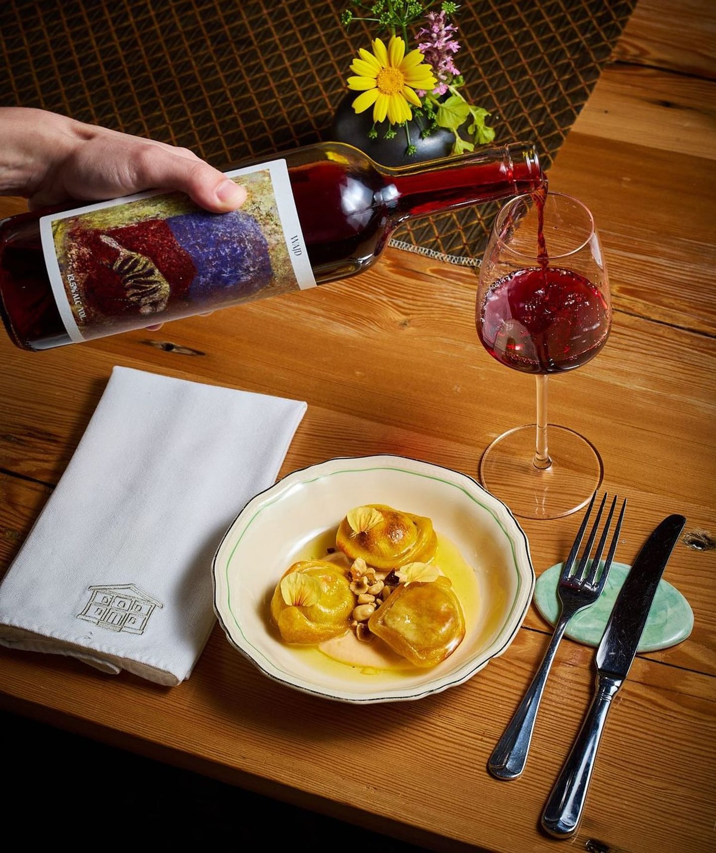 Bouteille de vin servie dans un verre au restaurant Espace Old Mill