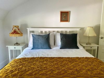 Chambre avec lit blanc et jete jaune texture